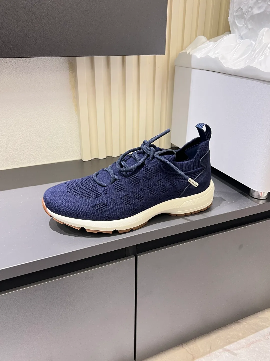 p380 Dior B80 sneakers are a new product of Dior men's series, focusing on comfort and fashion. The upper is made of breathable mesh + fabric splicing, which is lightweight and fits the shape of the foot, making it super comfortable for daily wear. The sole is made of rubber, which has great grip and wear resistance, and is suitable for commuting or light sports. The overall style is simple, the gray tone is versatile, and the shoelaces are adjustable for a more stable fit. Designed by Kim Jones, it is both practical and trendy. It is one of the new hot items in early spring①. size: 38-45 (45 customized)